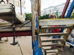 Детские площадки в Кривом Роге рассыпаются на глазах и опасны для малышей (ФОТО)