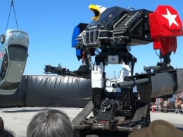Специалисты разработали боевого робота, который смог избить машину (ВИДЕО)