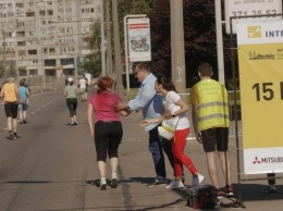 Борис Филатов поймал участницу INTERPIPE Dnipro Half Marathon, которая споткнулась на трассе