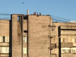 Запорожские дети развлекались на крыше 12-этажного дома
