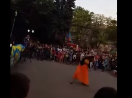 Праздник в Запорожье: женщина потанцевала, а потом подралась с полицейскими