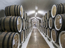 На пяти винодельнях начали разливать вино, посвященное мосту в Крым