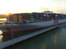 Через Панамский канал прошло новое самое большое судно (фото)