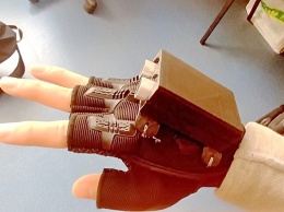 Юные одесситы изобрели «умную» перчатку для слепых людей