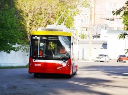Все больше трамваев и троллейбусов Одессы окрашены в цвета флага города. Фото