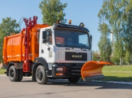 Кременчугский мусоровоз летом будет вывозить мусор из Запорожья, а зимой - сгребать снег (ФОТО)