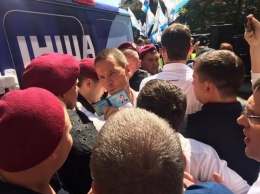 Клоунада в прямом эфире: сторонники Саакашвили устроили потасовку с полицией