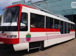 В Запорожье представили первый трамвай местной сборки (фото)