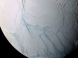 НАСА: столкновение с астероидом заставило Энцелад вращаться на боку