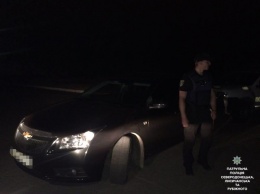 В Рубежном пьяный "Мао Цзэдун" в целлофановом "фраке" прятался в машине от полиции до визита жены (Фото)