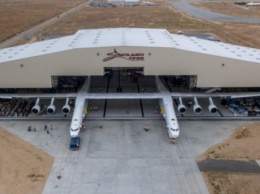 В США самый большой в мире самолет впервые выкатился из ангара