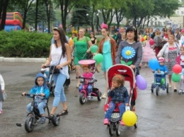В Покровске прошел парад колясок в честь Дня защиты детей