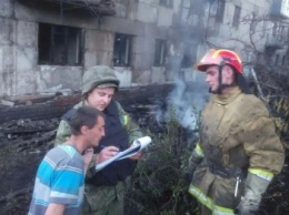 В Новогродовке полицейские во время пожара помогали эвакуировать жителей многоэтажки