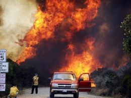 В Калифорнии лесные пожары уничтожили около ста жилых домов