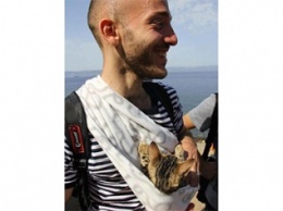 Сирийский беженец приплыл в Грецию с любимым котенком