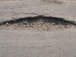 Глубокую яму на улице Буденного не могут отремонтировать уже более года