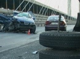 В Киеве на Южном мосту внедорожник BMW врезался в военный КрАЗ