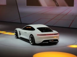 Porsche рассекретила четырехместный электрический суперкар