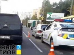 ДТП в Одессе: полицейский Toyota Prius протаранил Mercedes. видео
