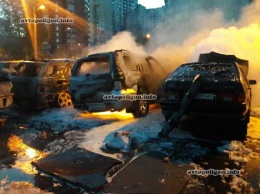 В Киеве на улице Данькевича сгорели четыре авто. ФОТО