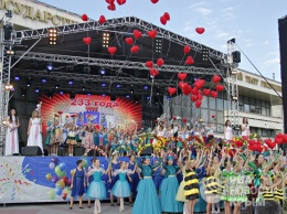 Многотысячное шествие и концерт: Симферополь празднует 233-летие