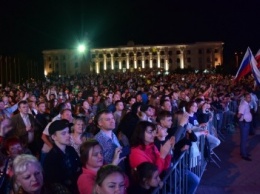 Праздничный концерт и салют собрали в центре Симферополя 10 тысяч горожан (ФОТО, ВИДЕО)