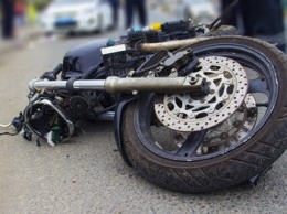 Под Симферополем автомобиль сбил парня и девушку на мотоцикле и скрылся