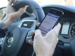 Ученые: Разговор по смартфону за рулем губит интеллект