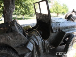 В Киеве у памятника воинам-автомобилистам отпилили бронзовый руль
