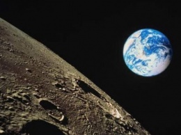 Уфологи обнаружили таинственный черный объект на поверхности Луны