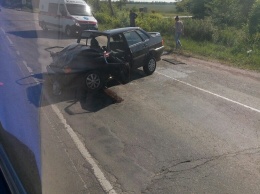 ДТП в Крыму: одна машина смята, вторая в кювете колесами вверх