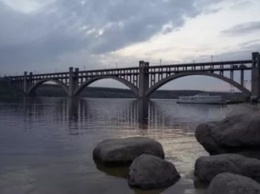 В Запорожье подростки застряли в мосту Преображенского (Видео)