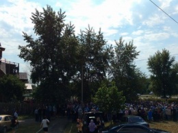 Сотни сумчан пришли проститься с погибшим в жуткой ДТП протоиереем Алексием Радивиловым (+фото)