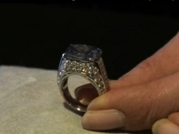 Англичанка 37 лет назад купила кольцо в лавке бижутерии. Оказалось - это огромный бриллиант. Продали на Sotheby's
