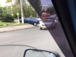 В Симферополе иномарка после "спецприема" грузовика "запрыгнула" на газон (ФОТО)