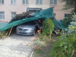 Непогода в Запорожской области: поврежденное авто и снесенная крыша