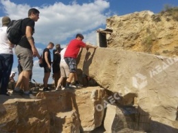 Борьба за Чкаловский пляж: активисты полностью снесли забор (фото, видео)