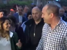 Бразильская туристка пристала на улице к президенту Болгарии (видео)