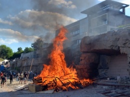 Потасовка на пляже "Хмельницкого-Саакашвили": активисты снесли забор, утопили материалы в бассейне и сожгли поддоны