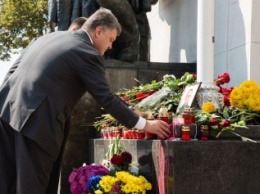 Порошенко отметил наградами погибших борцов с контрабандой в зоне АТО