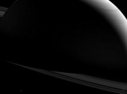 Агентство NASA показало темную сторону Сатурна