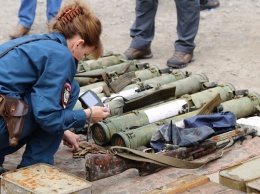 В Алчевске неизвестные "утопили" в местном пруду целый арсенал оружия и боеприпасов (Фото)
