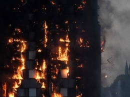 Появились кадры пожара 27-этажной жилой башни на востоке Лондона