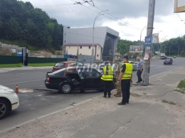 В Киеве военные прокуроры на автомобиле влетели в столб на высокой скорости