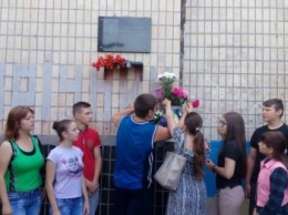 Криворожские школьники принесли цветы к мемориальной доске бойцу 93 бригады (ФОТО)