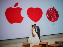Сингапурский фанат Apple уговорил невесту провести свадебную фотосессию в магазине Apple