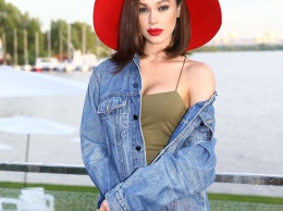 Облегающее платье и ярко-красная шляпа: Мария Яремчук восхитила ультрамодным образом на вечеринке Viva!