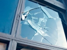 В Покровске неизвестные хулиганы побили окна в школе