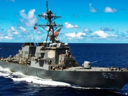 Эсминец США столкнулся с филиппинским контейнеровозом