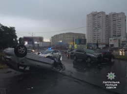 На поселке Котовского столкнулись три машины: одна из них перевернулась